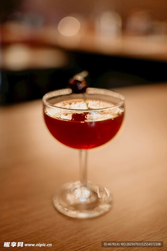 精致红色鸡尾酒特写