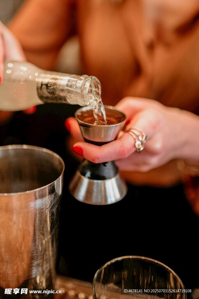 调酒师正在倒酒入量杯