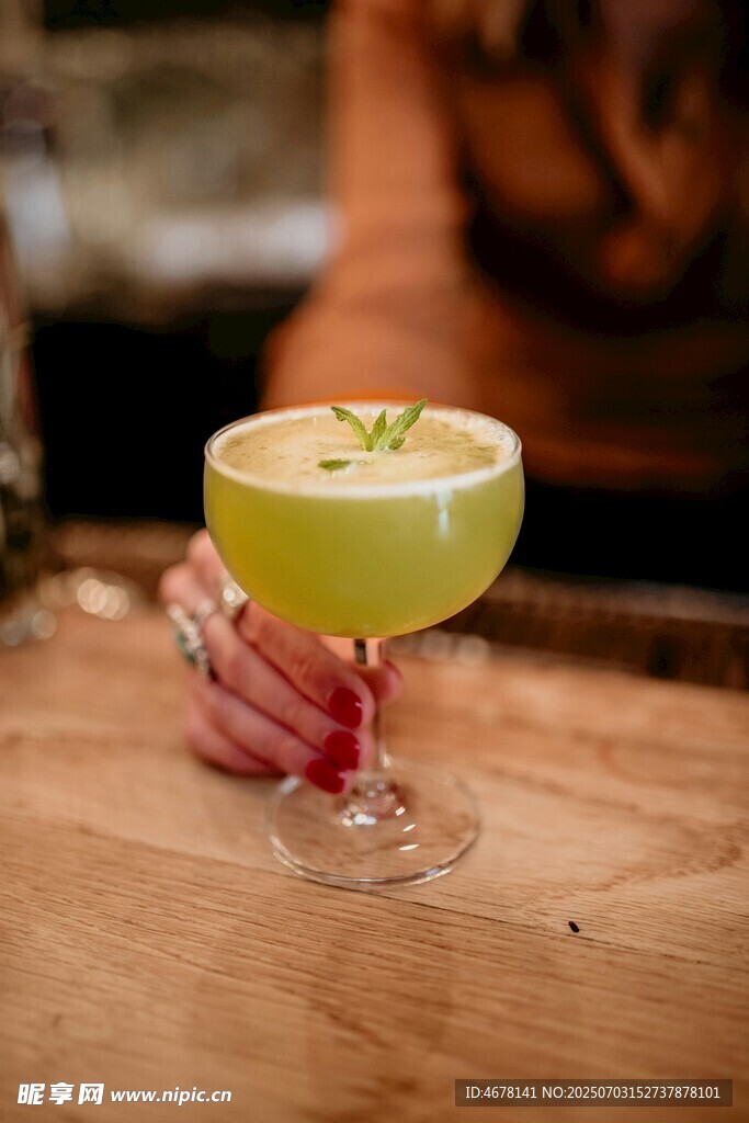 清新绿色鸡尾酒特写