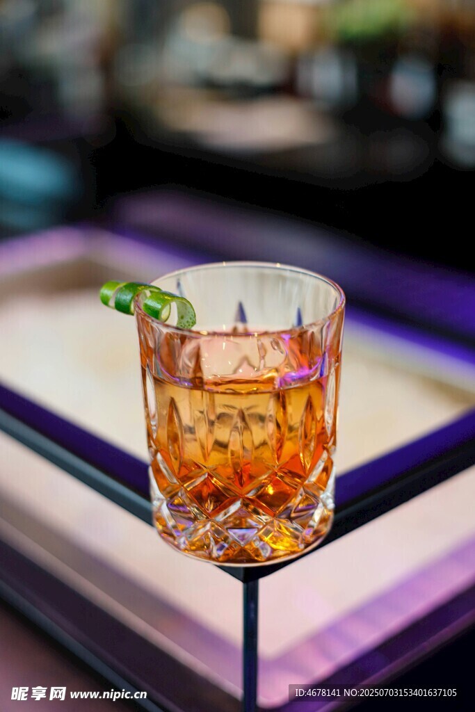 精致杯中鸡尾酒清新点缀