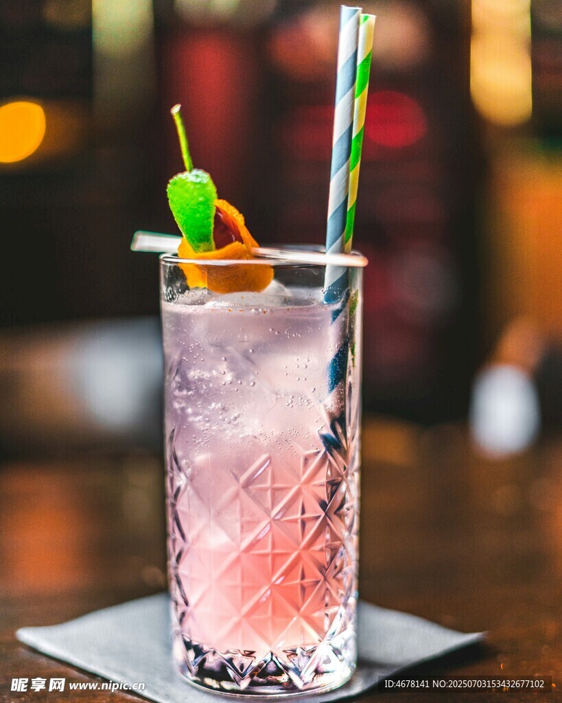 粉色鸡尾酒配装饰
