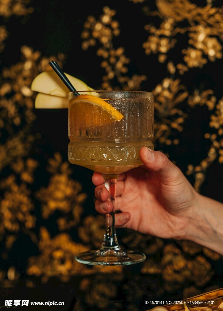 手捧精致鸡尾酒