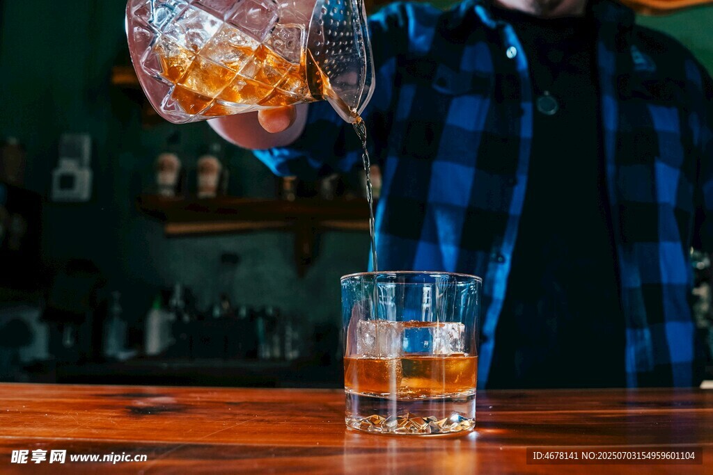 酒吧调酒师倒酒瞬间