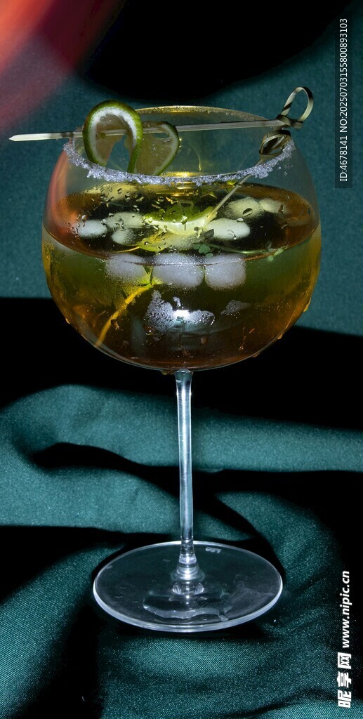 柠檬装饰的精美鸡尾酒