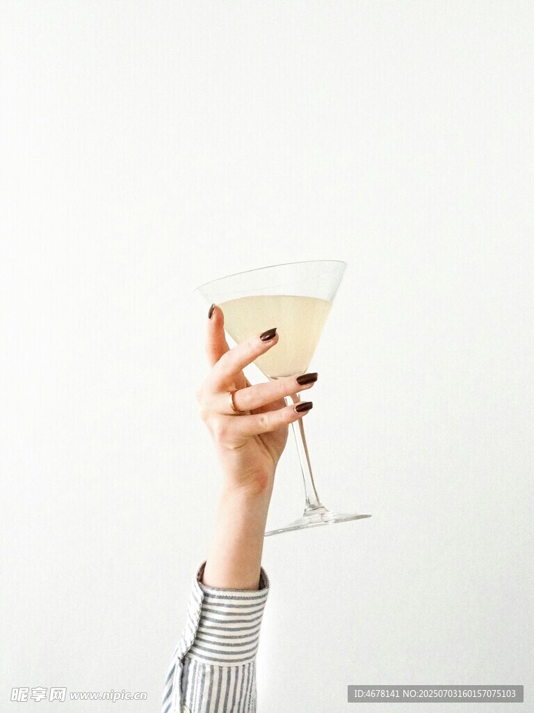 手举香槟杯