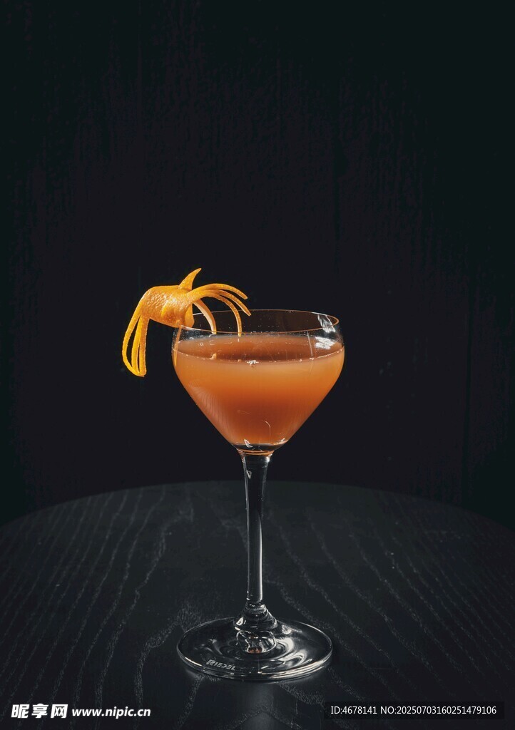 橙色鸡尾酒配橙皮装饰