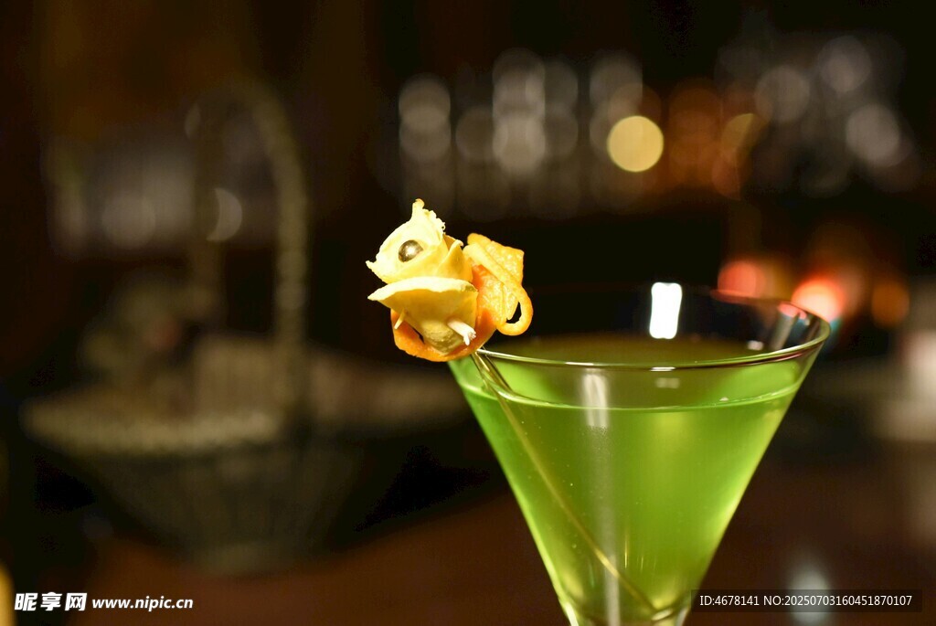绿色鸡尾酒配精致装饰