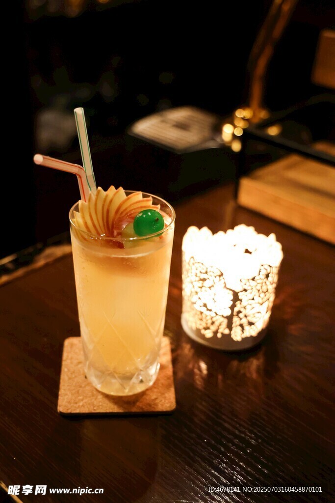 精致鸡尾酒搭配温馨烛光