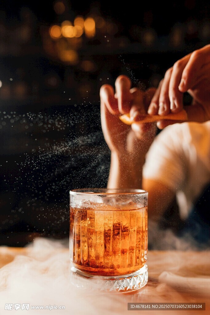 手作精美鸡尾酒瞬间