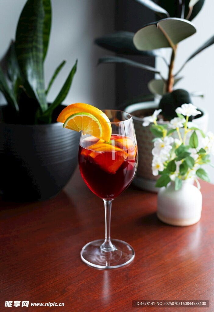 橙片装饰的红酒杯