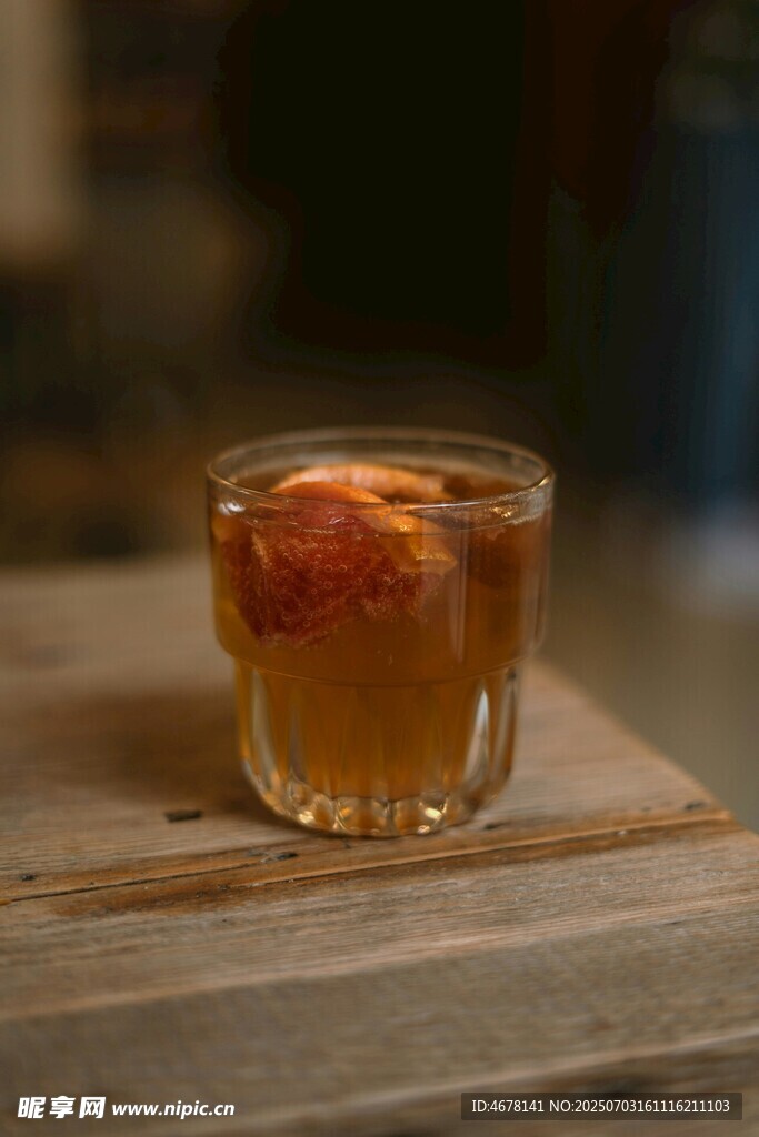 木桌上的一杯水果茶