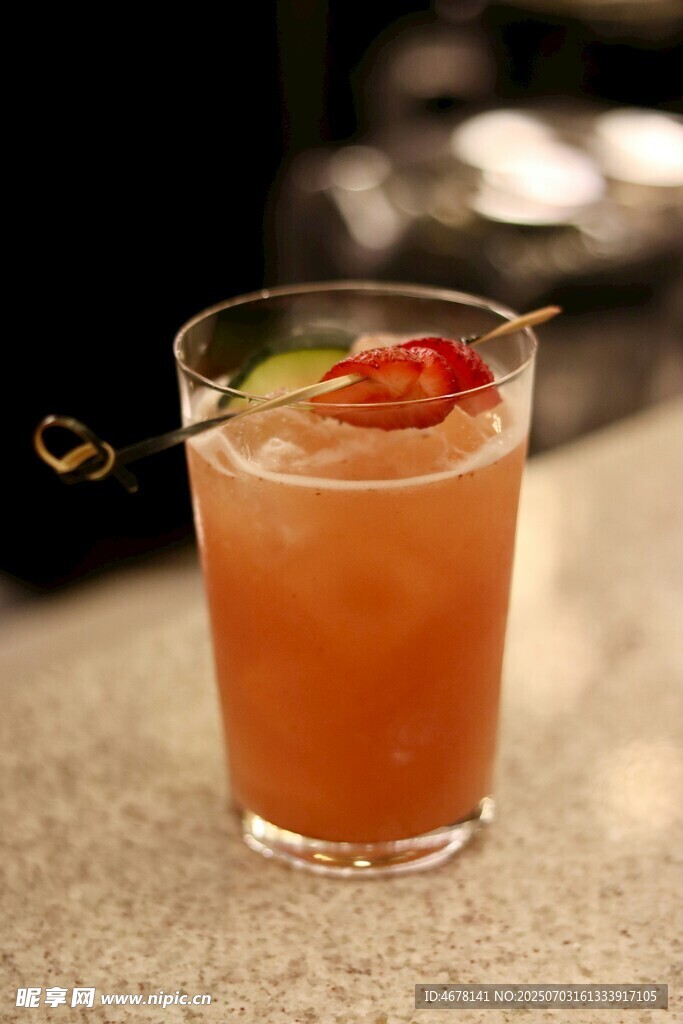 美味草莓鸡尾酒