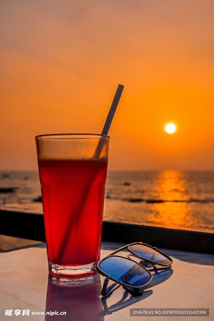 夕阳下的饮品与海边景致