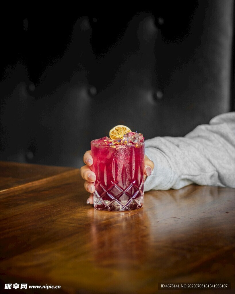 手捧精致雕花玻璃杯