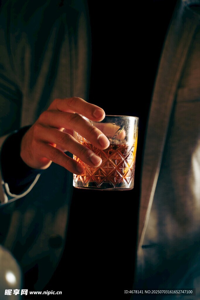 手持威士忌杯的优雅瞬间