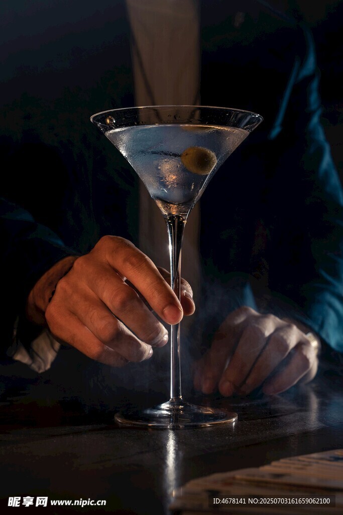手托马天尼酒杯的优雅瞬间