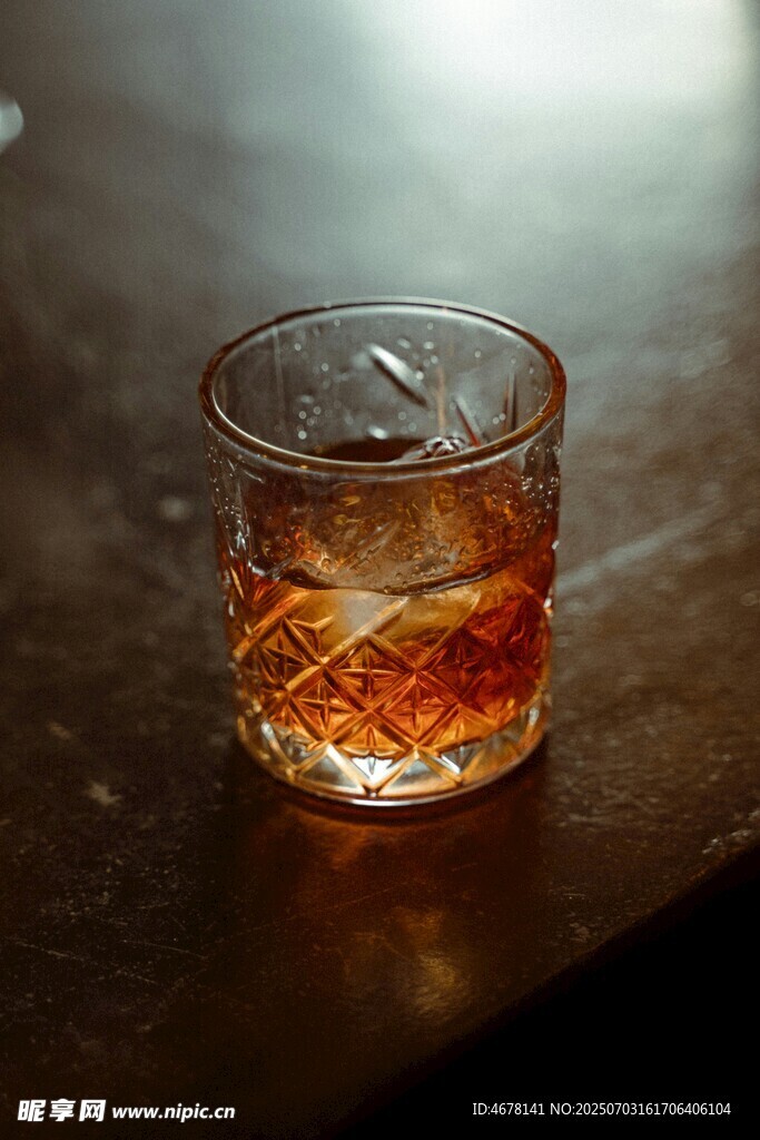 加冰威士忌酒杯特写
