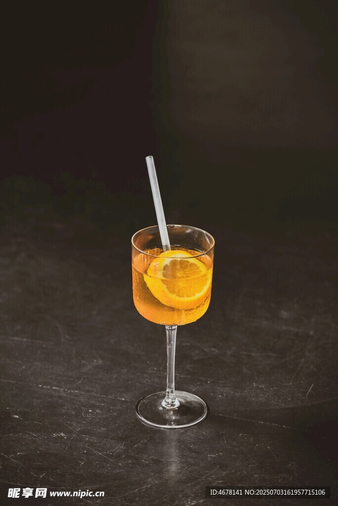 橙味鸡尾酒配吸管与橙片