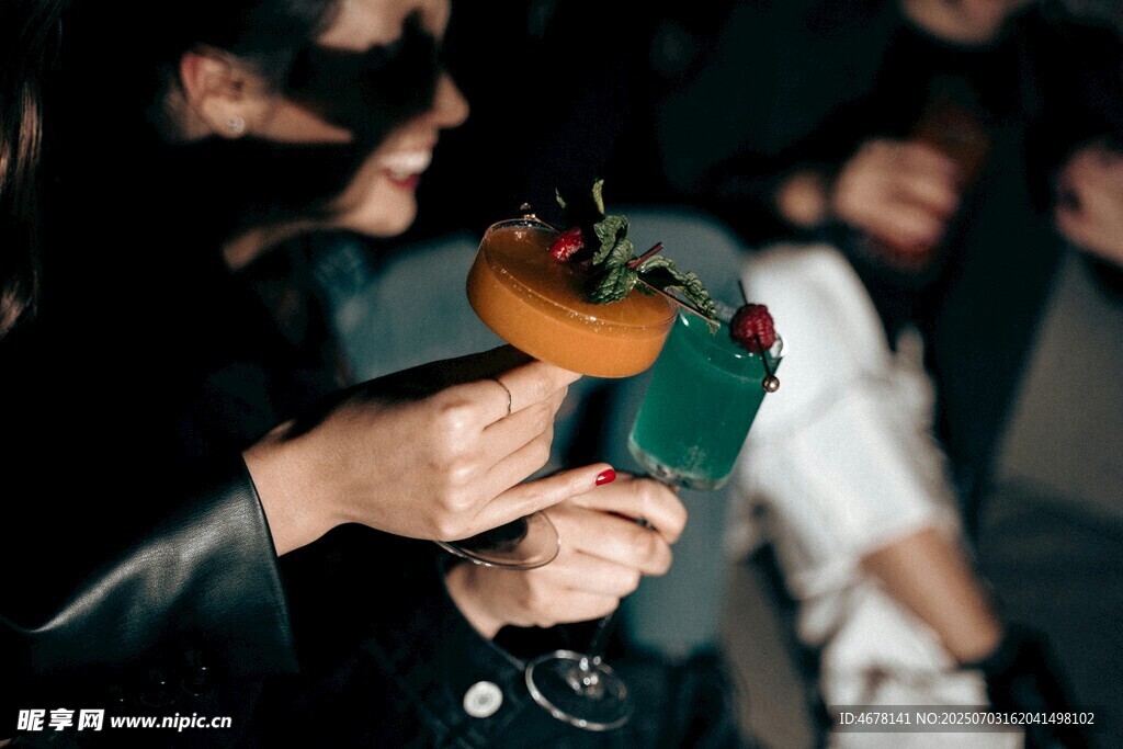 手持特色鸡尾酒的欢乐时刻