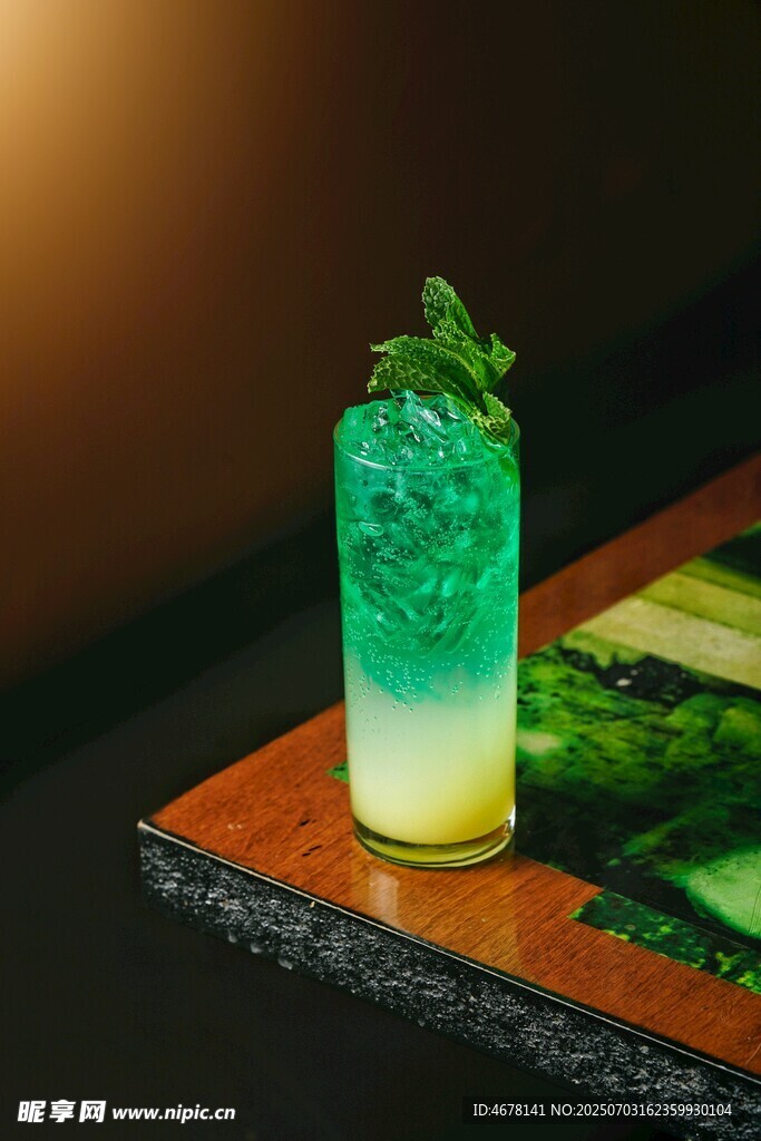 渐变绿薄荷鸡尾酒特写