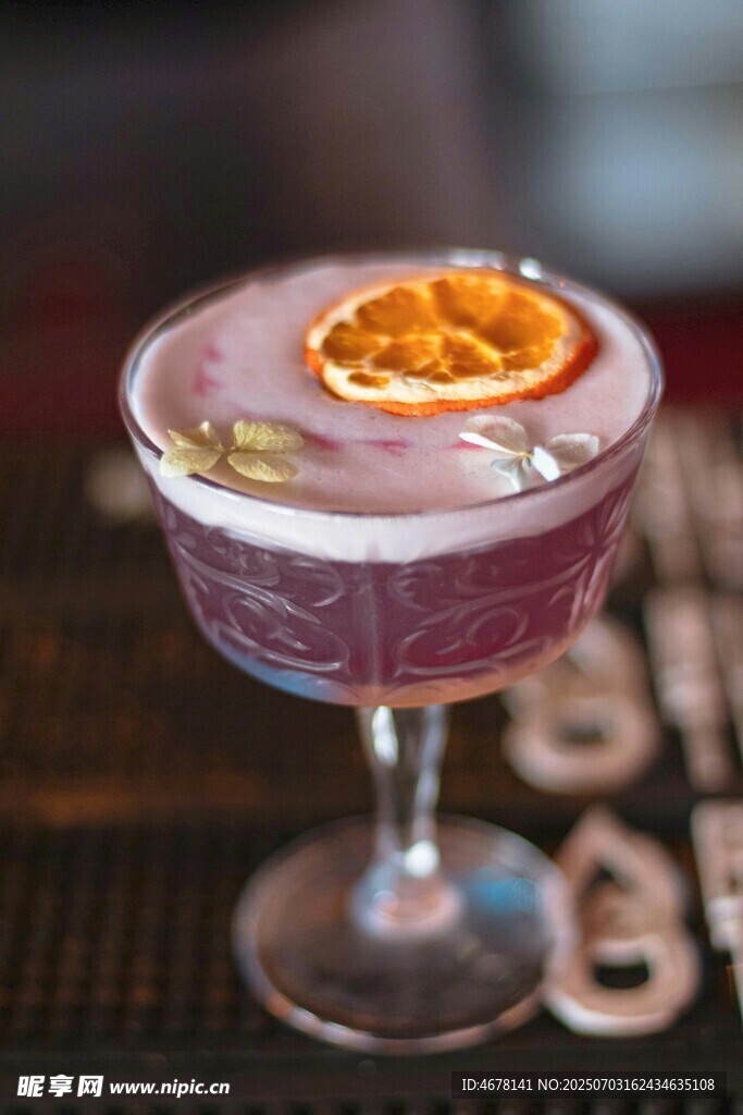 精致粉色鸡尾酒配橙片