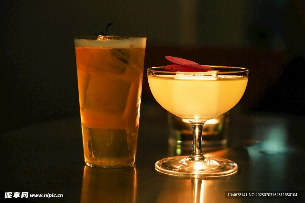 两杯特色鸡尾酒展示