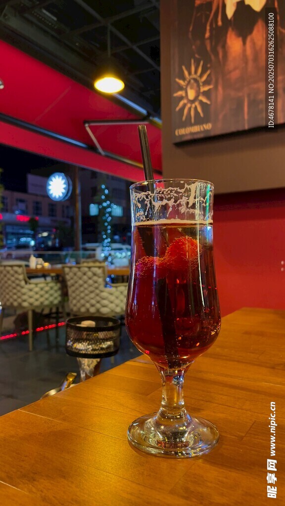 酒吧中的一杯红色饮品
