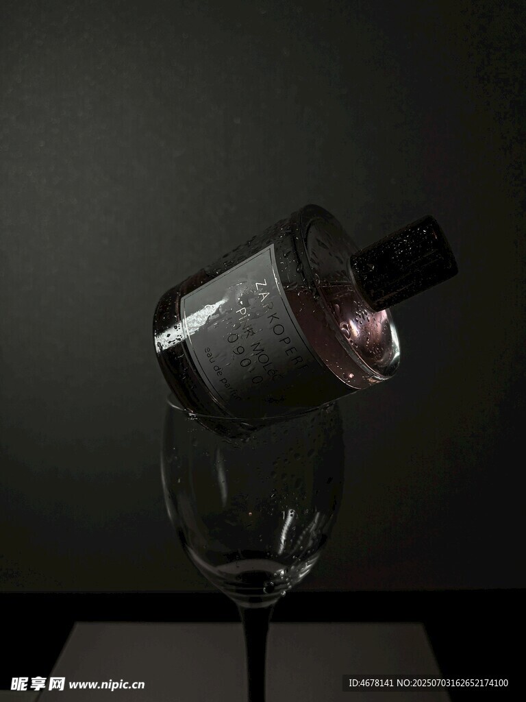 倾斜酒瓶与酒杯特写