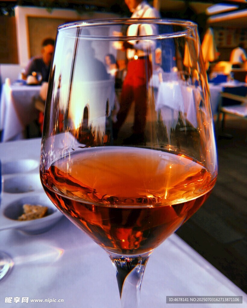 高脚杯中的诱人玫瑰红酒