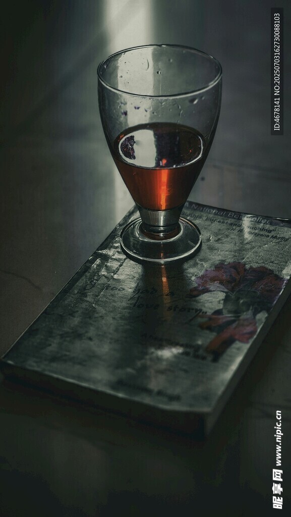 倾斜酒杯中的红色液体