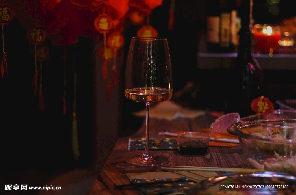 夜晚街边的小吃摊景象