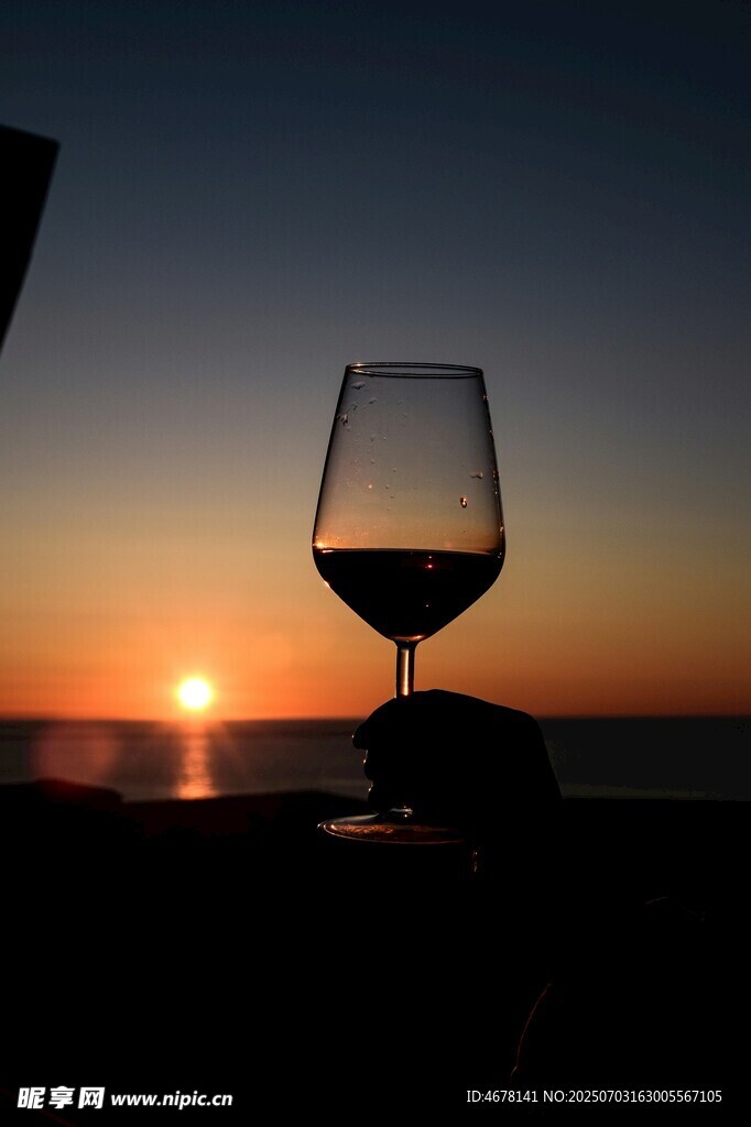 夕阳下举杯的浪漫时刻
