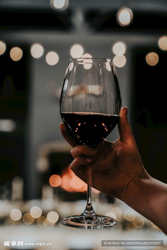 手持红酒杯的优雅瞬间