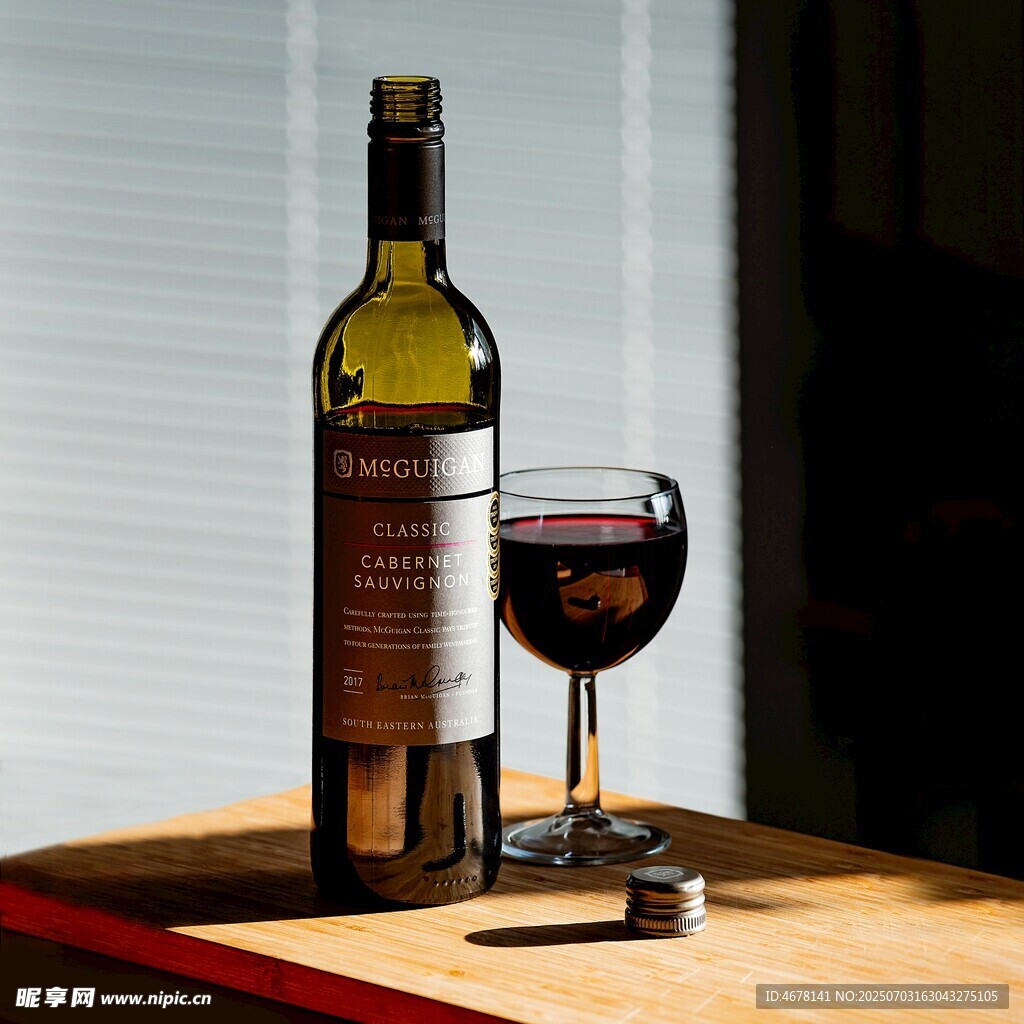桌上的葡萄酒与酒杯