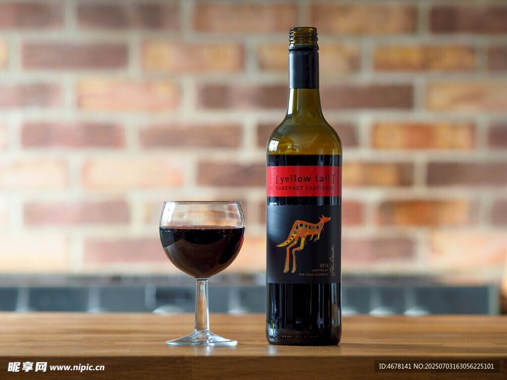桌上红酒瓶与一杯红酒