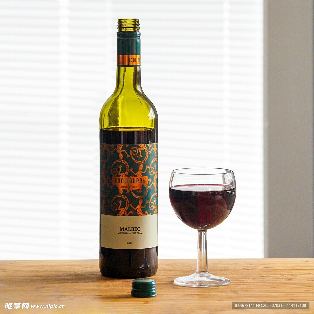 桌上的葡萄酒与酒杯