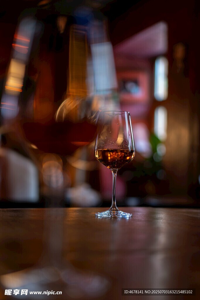 酒吧中精致的高脚酒杯