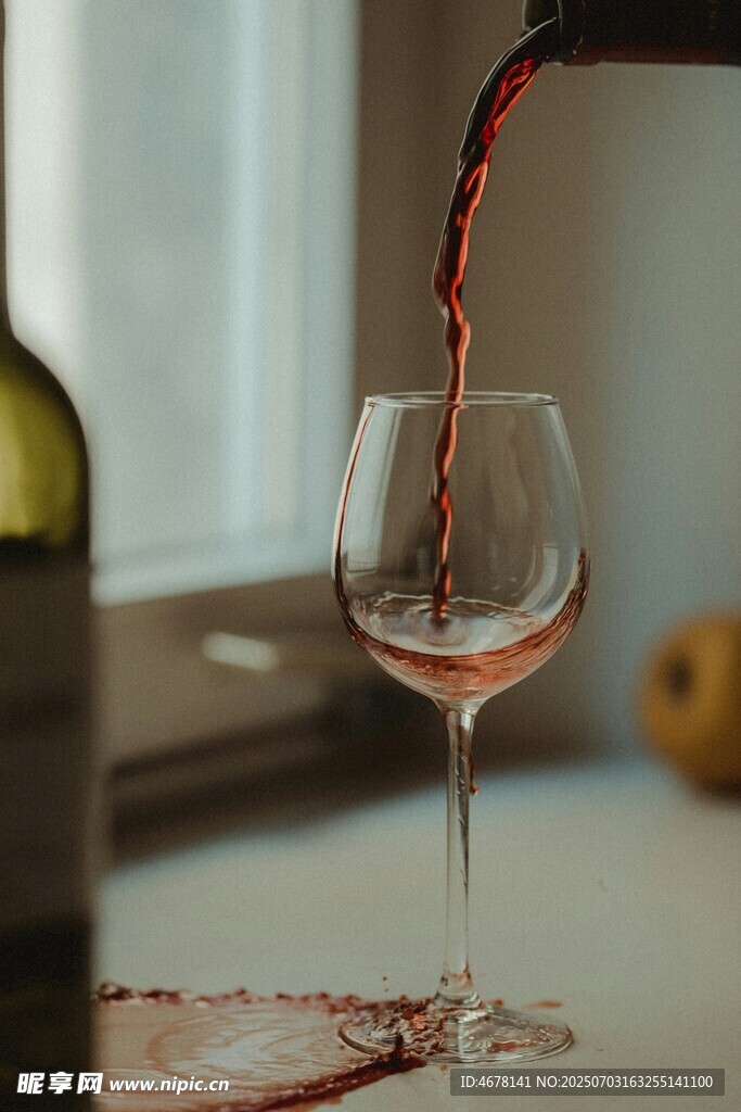 红酒倒入高脚杯的瞬间