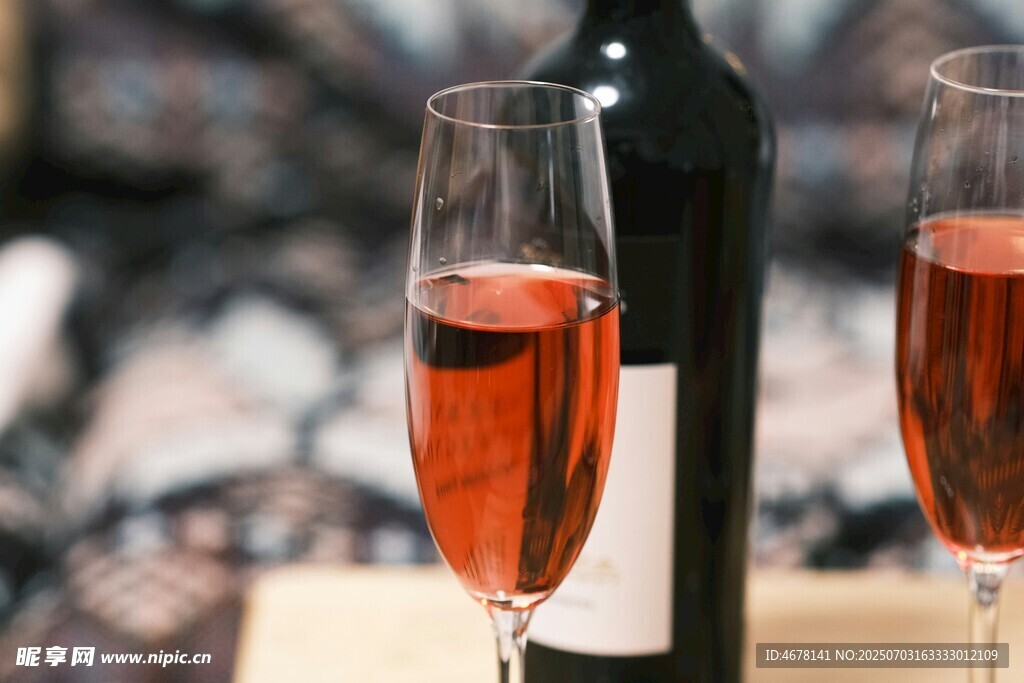 两杯桃红葡萄酒与酒瓶