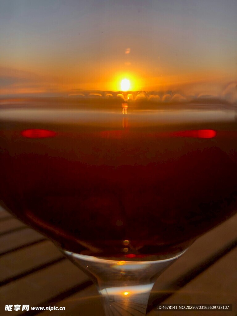 夕阳下的酒杯