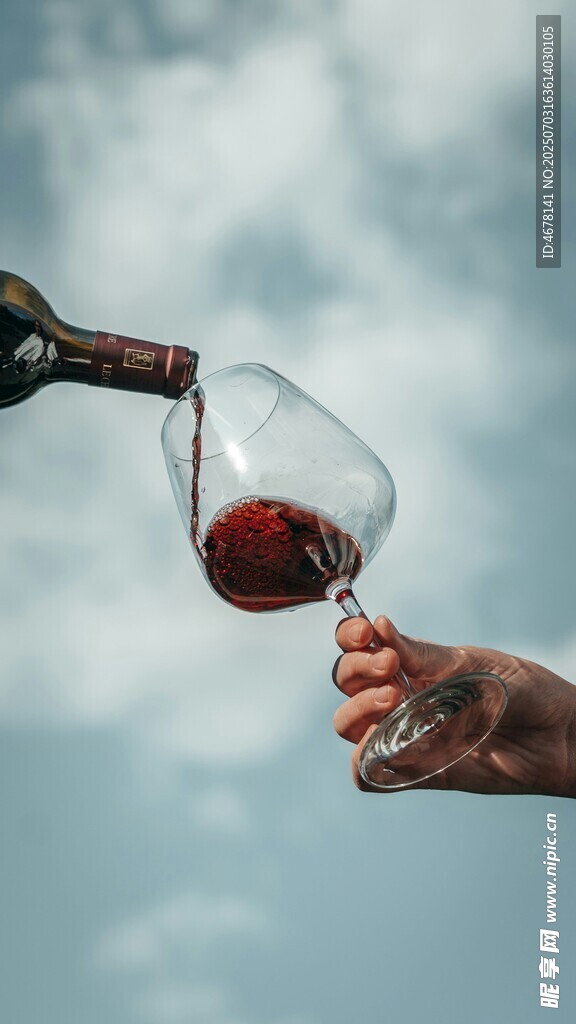 手倾红酒入杯