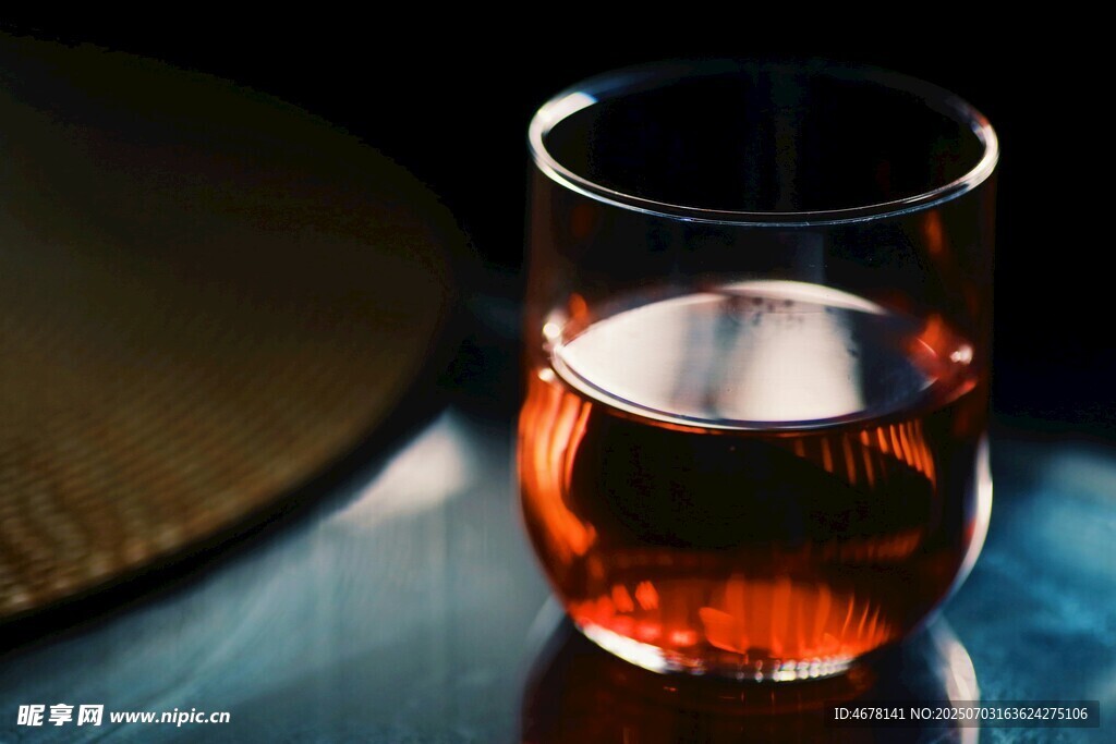 琥珀色液体装于透明玻璃杯