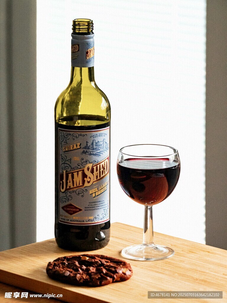 一瓶红酒与一杯红酒及坚果