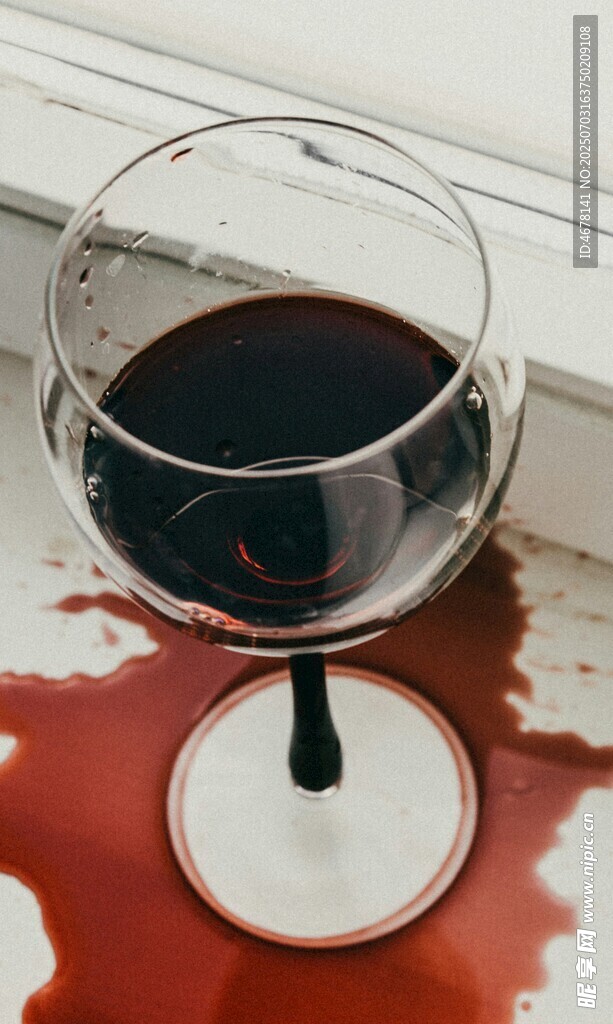 高脚杯中的深红色葡萄酒