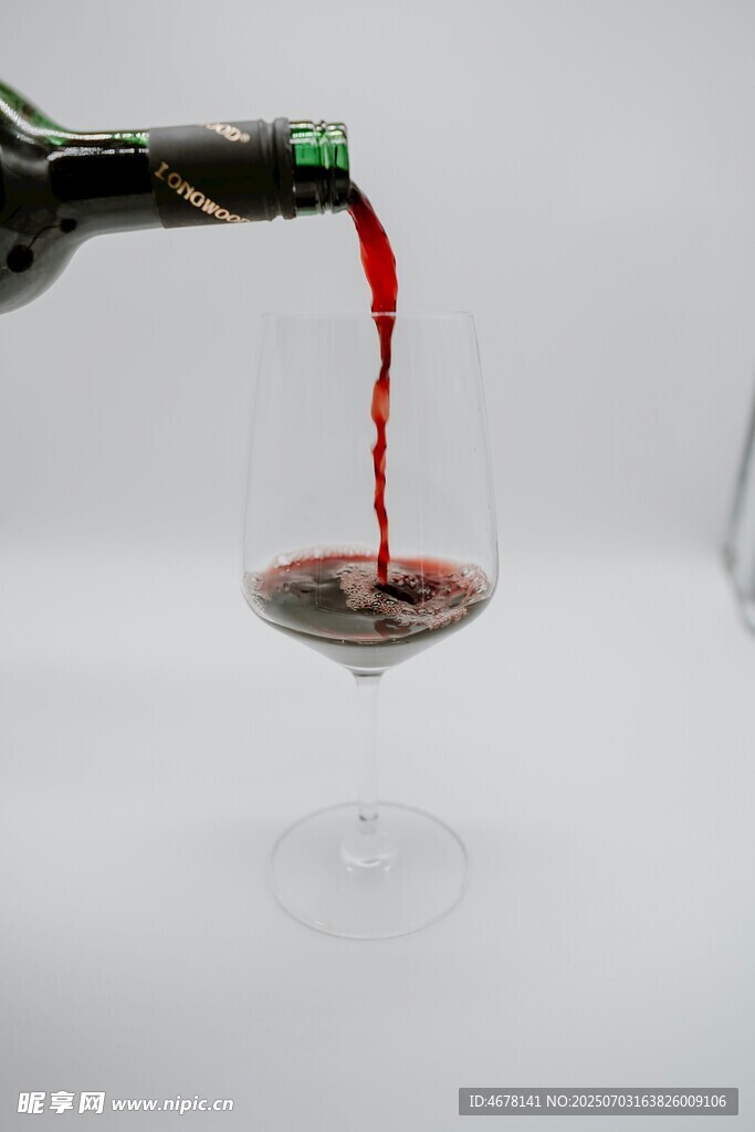 红酒倒入高脚杯瞬间
