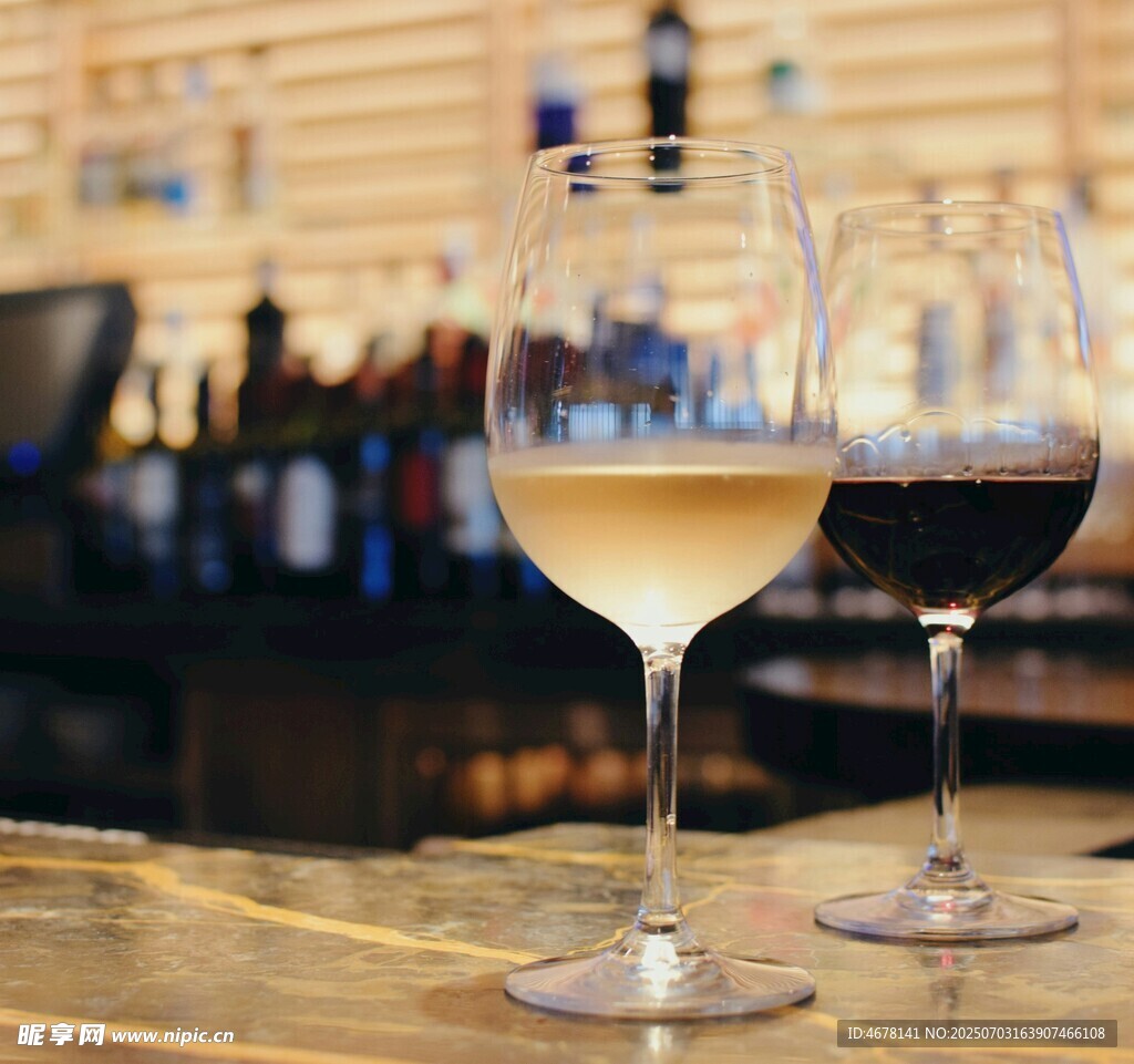 吧台上的两杯白葡萄酒