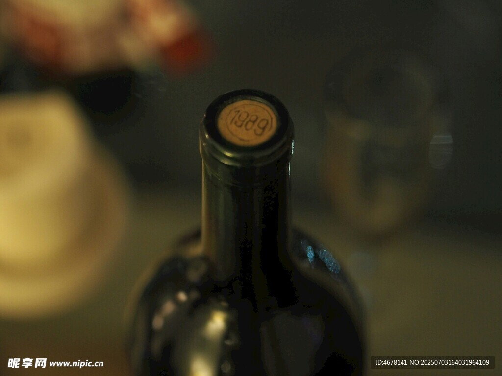特写红酒瓶与软木塞