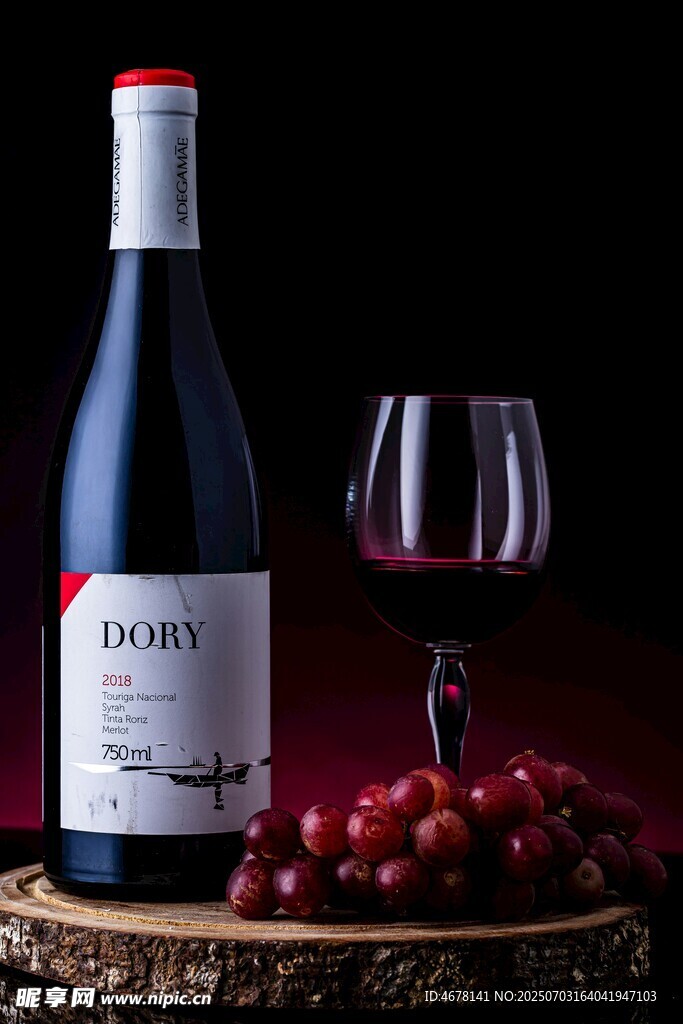 精致葡萄酒与葡萄搭配展示