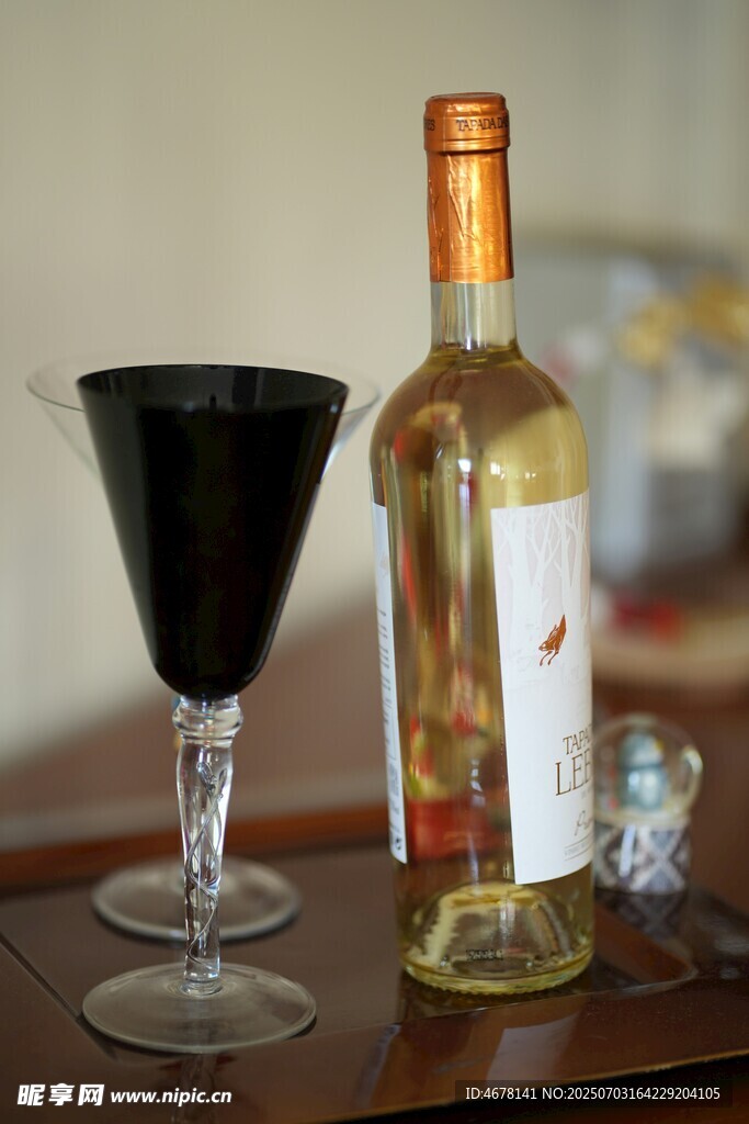 桌上的美酒与酒杯