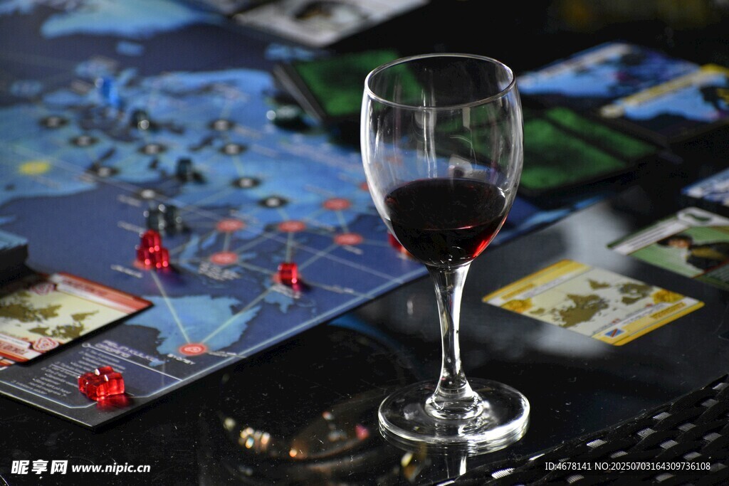 桌游旁的红酒杯